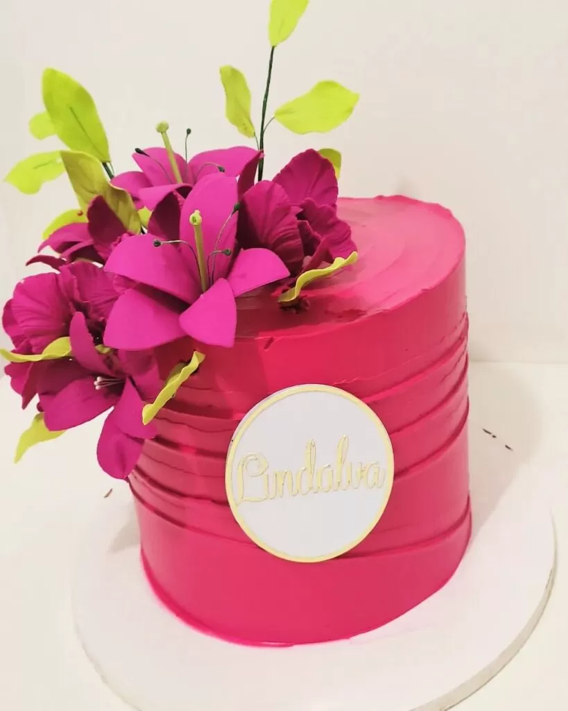 Bolo de Aniversário Feminino Moderno - Decoração Fácil